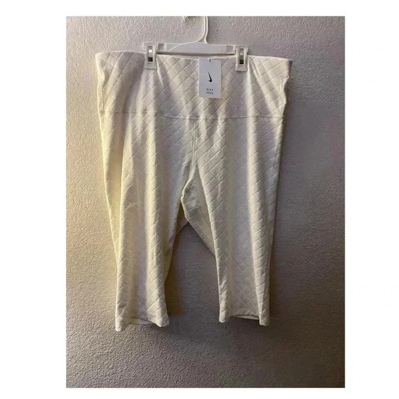 🆕Nike Yoga Luxe White High-Waisted Jacquard Capri 2X🆕 - Picture 3 of 15